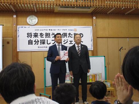 市長が寄付目録を受け取っている様子