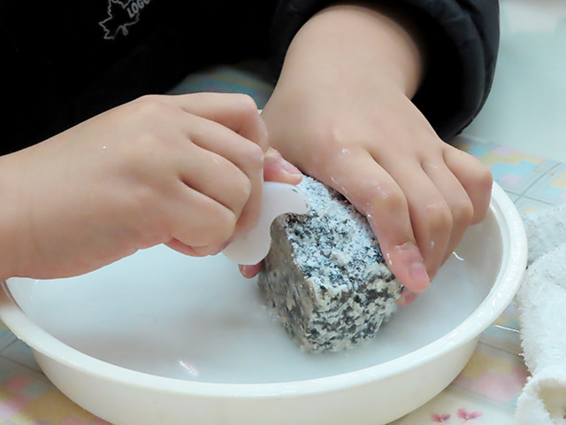 まが玉の形に削る
