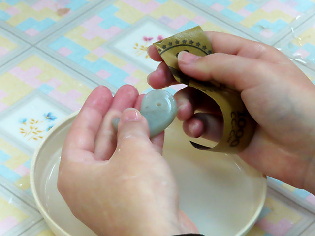耐水ペーパーで磨く