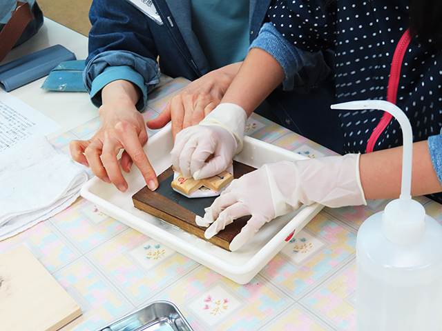 耐水ペーパーで磨く