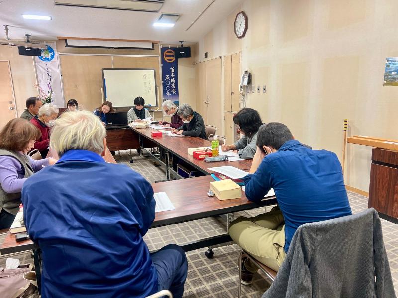 熱心に古文書に取り組む様子