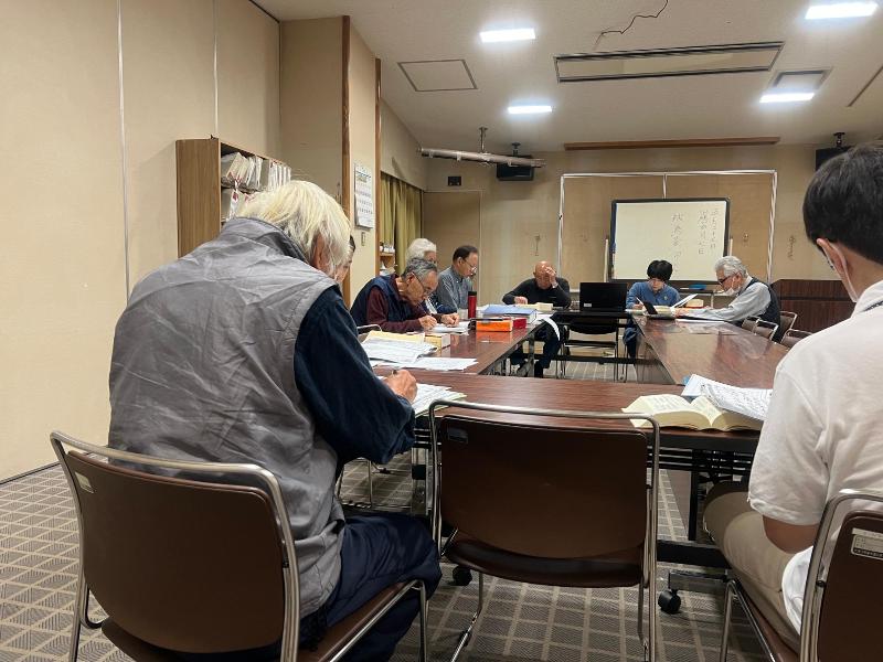 熱心に古文書に取り組む様子