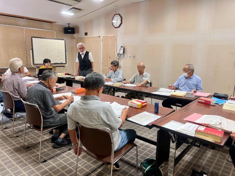 古文書教室で最初の挨拶をする加藤講師