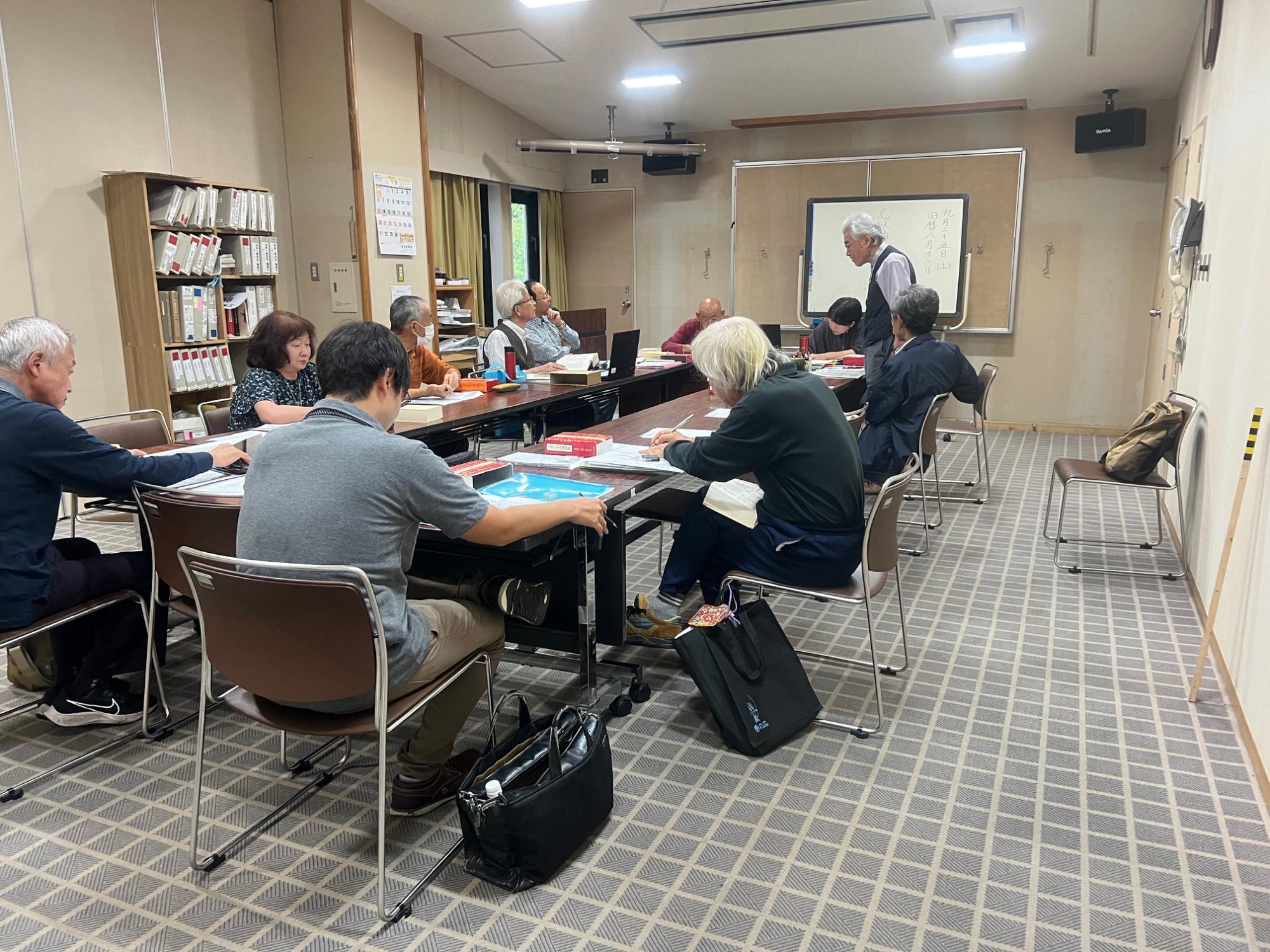 熱心に古文書に取り組む様子
