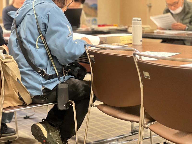 熱心に古文書に取り組む様子