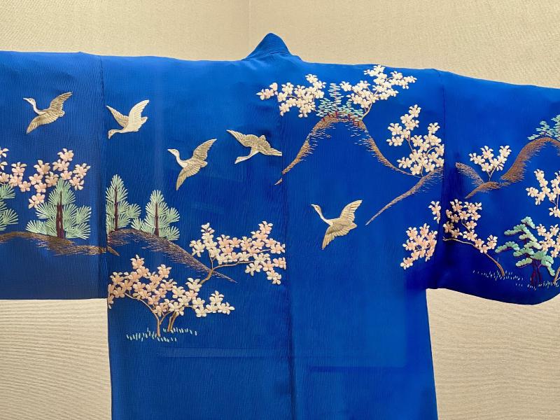 桜の刺繍が美しい小袖