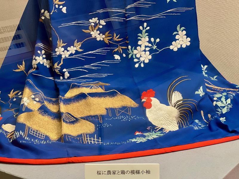 金糸の農家と鶏の刺繍