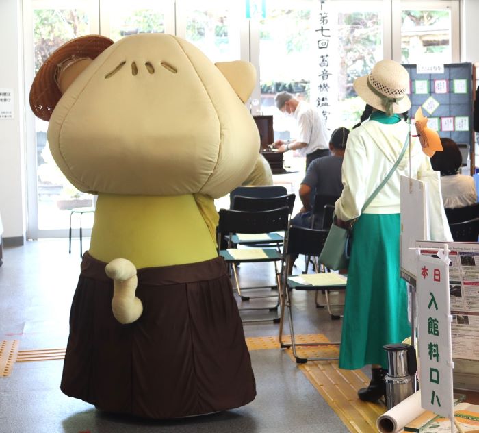 蓄音機を聞くにゃかつがわ君