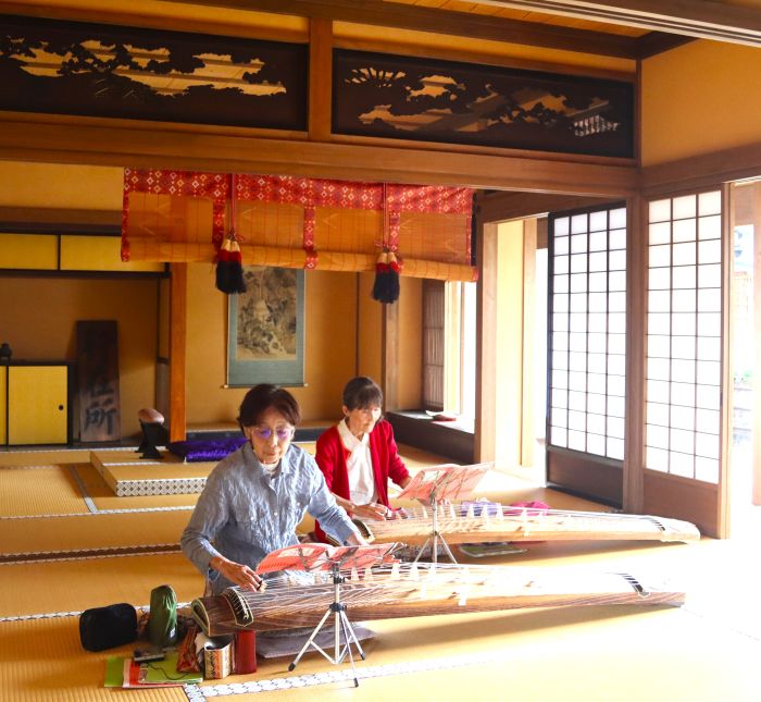 箏の音色をどうぞ