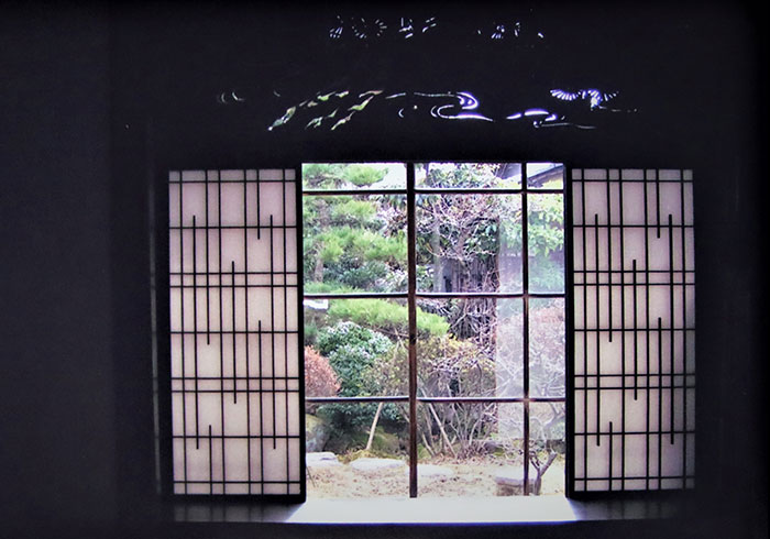 曽我家屋敷内ガラス越しの風景