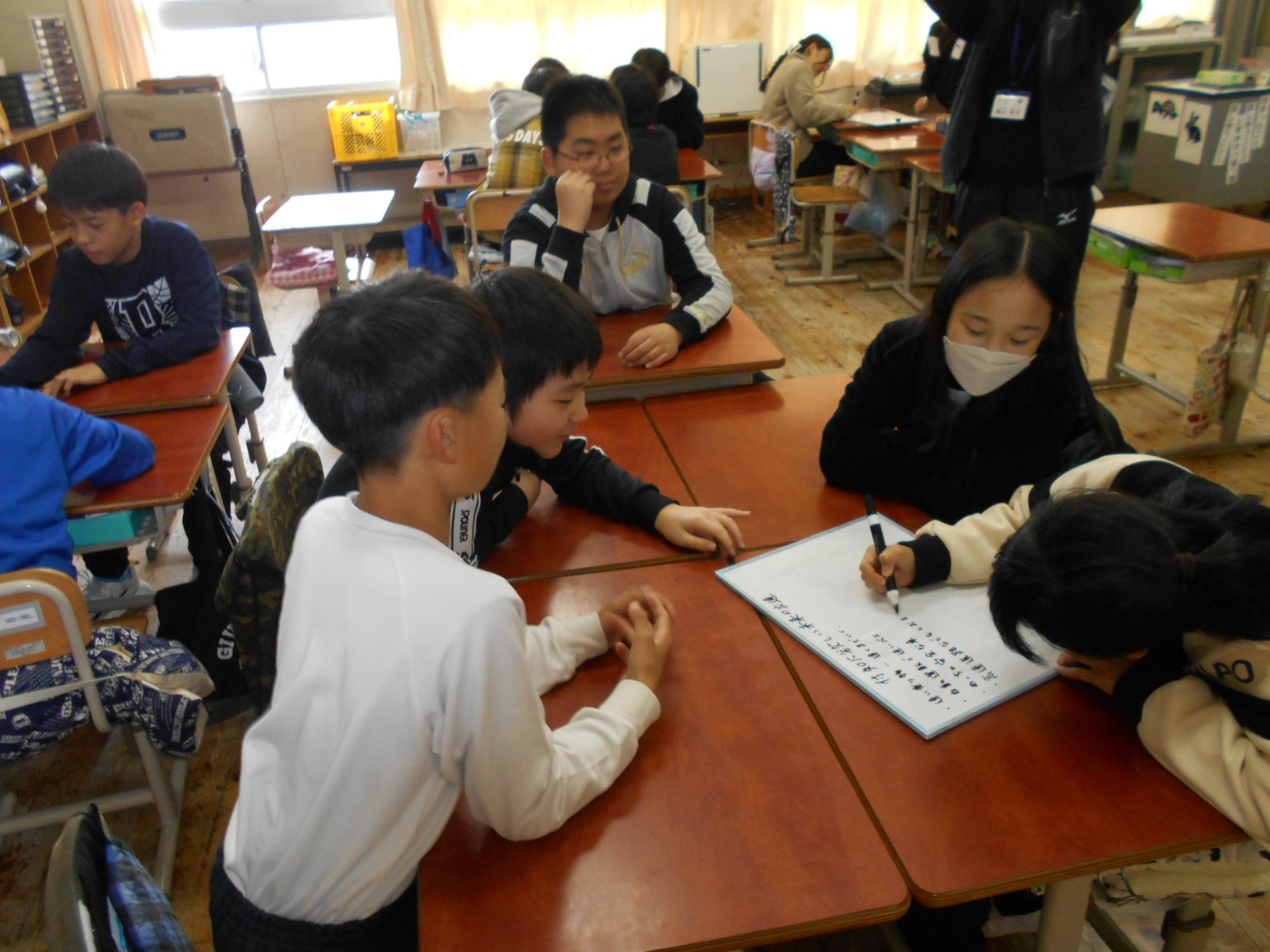 授業風景4児童が話し合って意見をまとめている様子