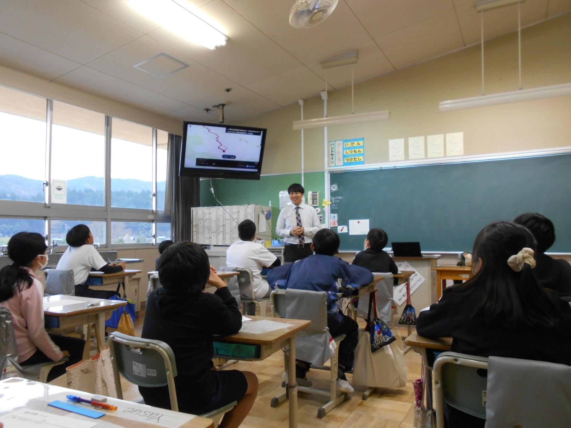 授業風景2児童たちが授業を聞いている様子