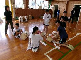 練習に向けてミーティングを行う小太鼓の子どもたち