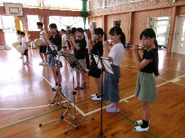 笛を演奏する子どもたち