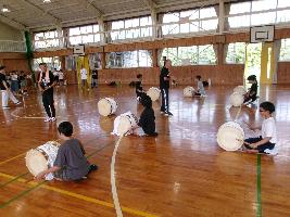 地域の方の指導の元で練習に取り組む大太鼓の子どもたち