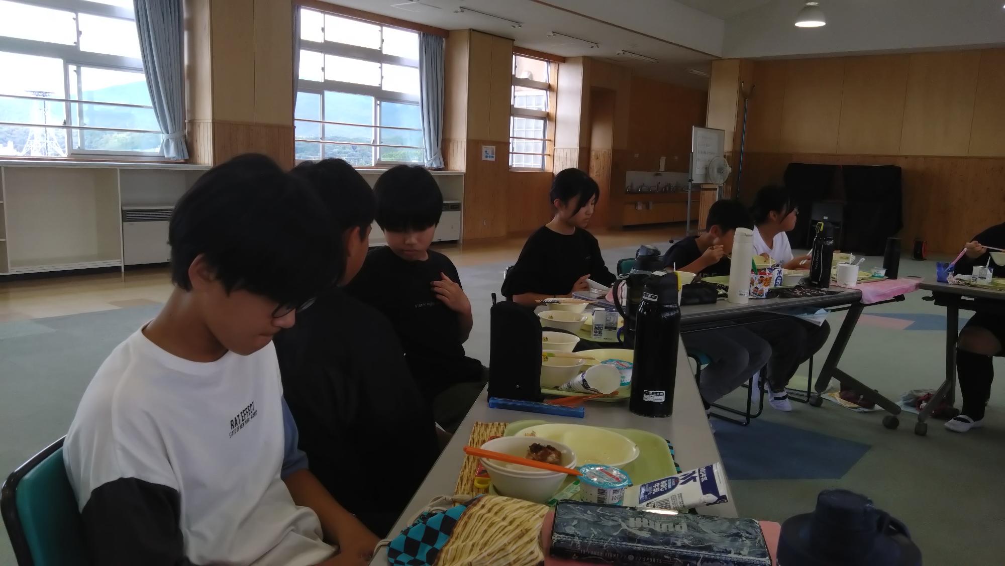 新旧委員長が、これまでの活動について意見交換します。