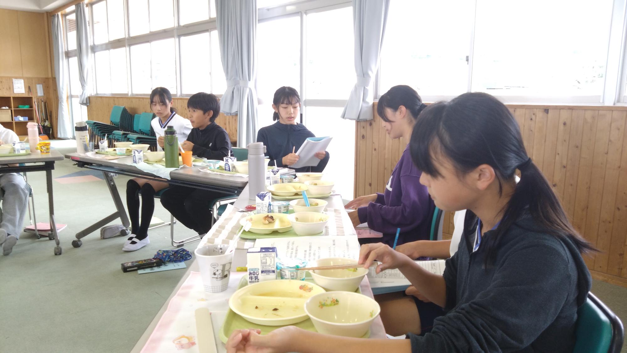 熱心な話し合いで、給食の手が思わず止まります