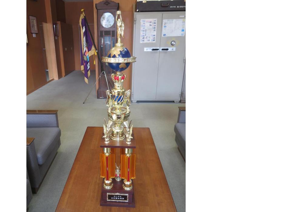 8時の字跳びトロフィー