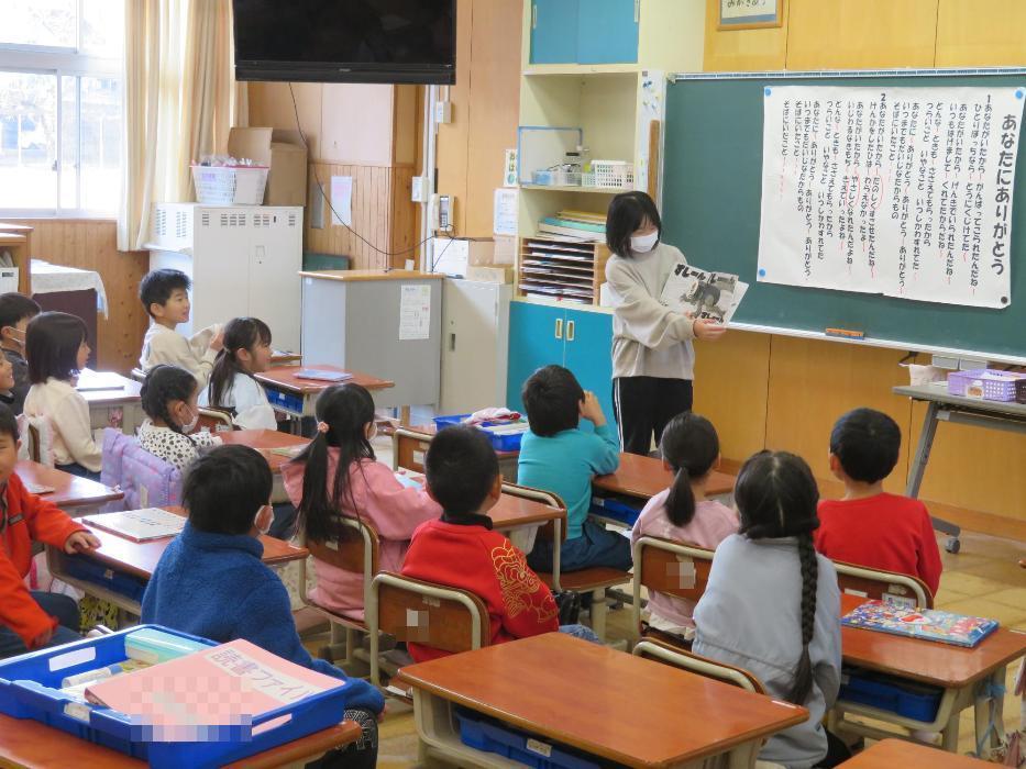 6年生から1年生への読み聞かせ
