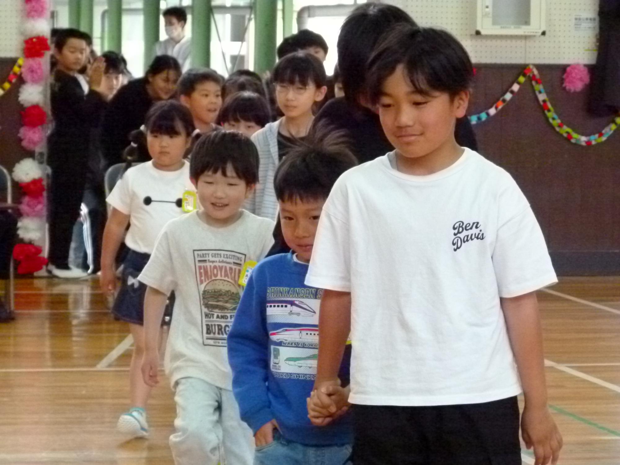 1年生と6年生との入場